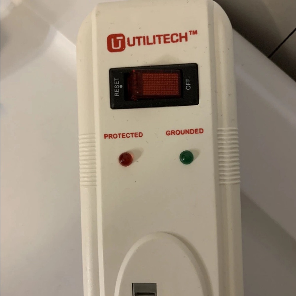 Utilitech White Power Strip with Red and Green Indicators model 3109 YLPT 25A